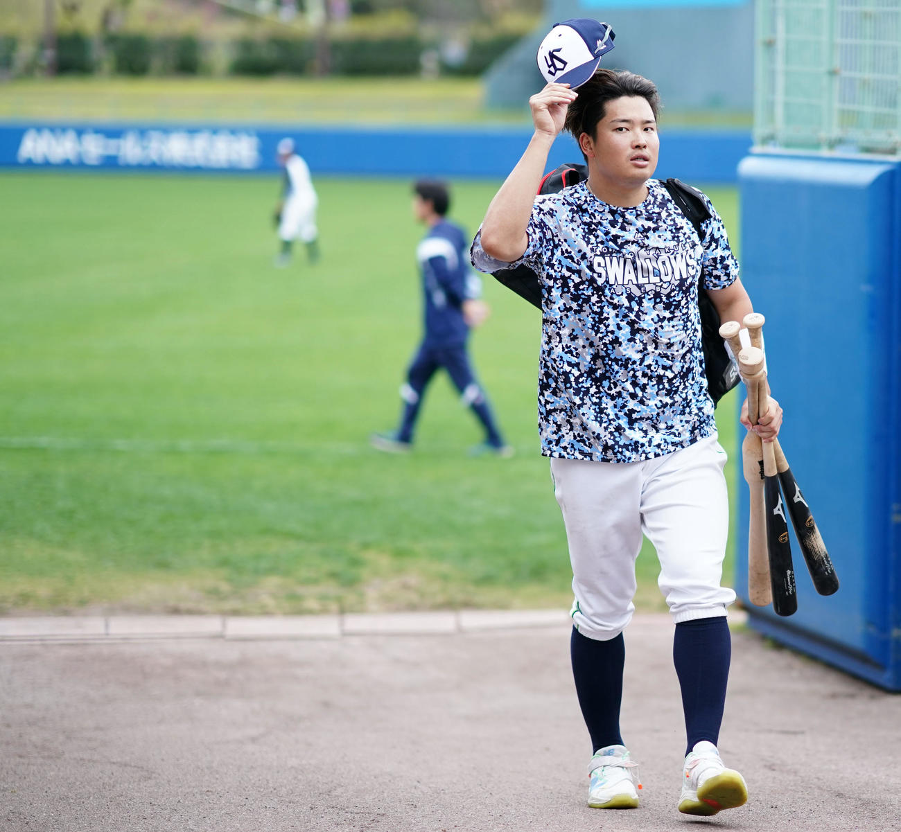 フリー打撃を終え引き揚げるヤクルト村上（撮影・横山健太）