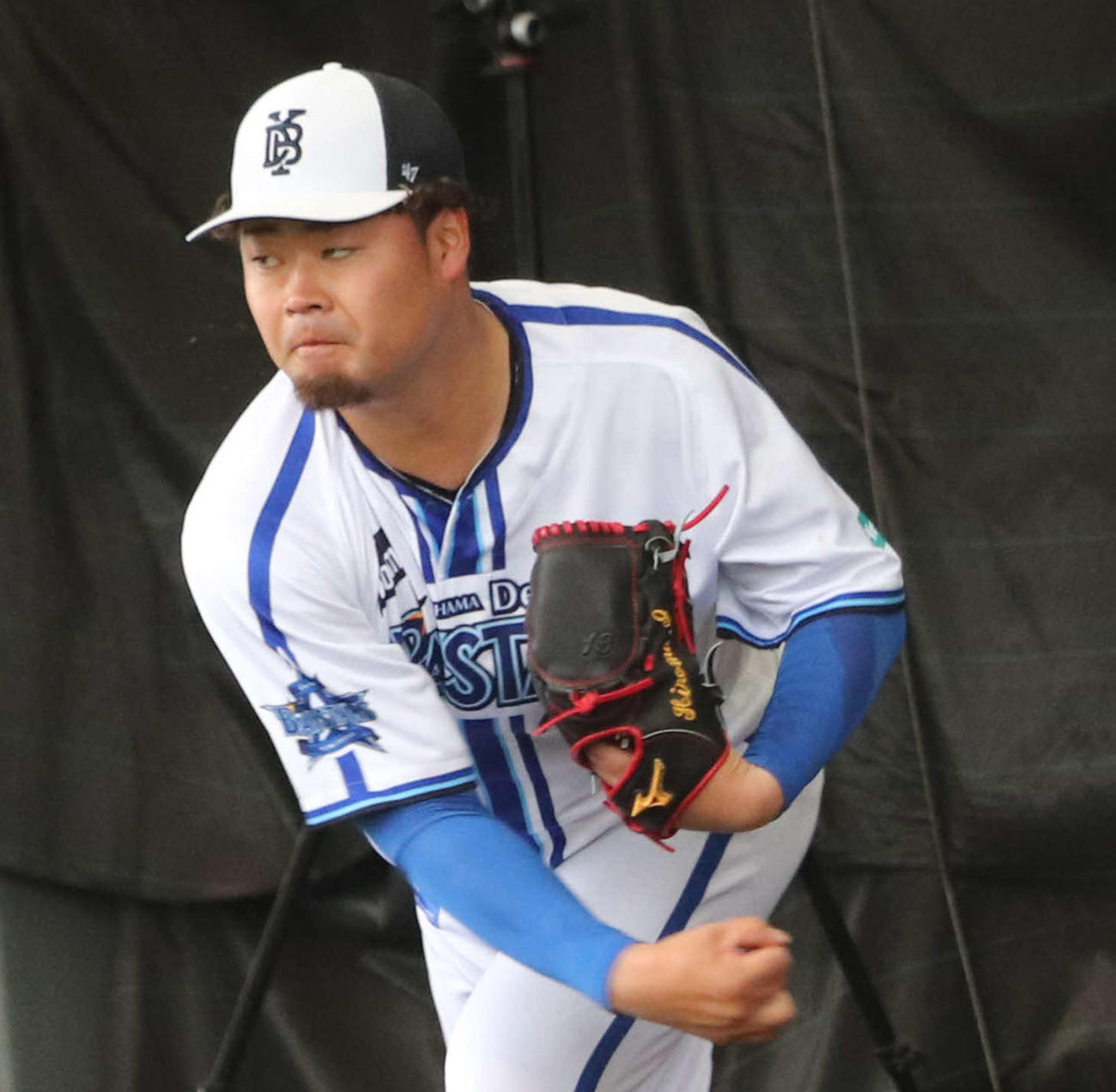 ブルペン入りするDeNA伊勢（撮影・小早川宗一郎）