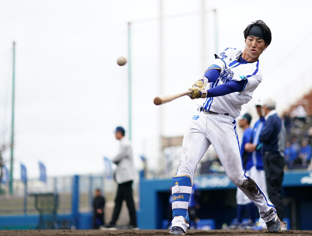 ロングティーで快音を響かせるDeNA度会（撮影・横山健太）