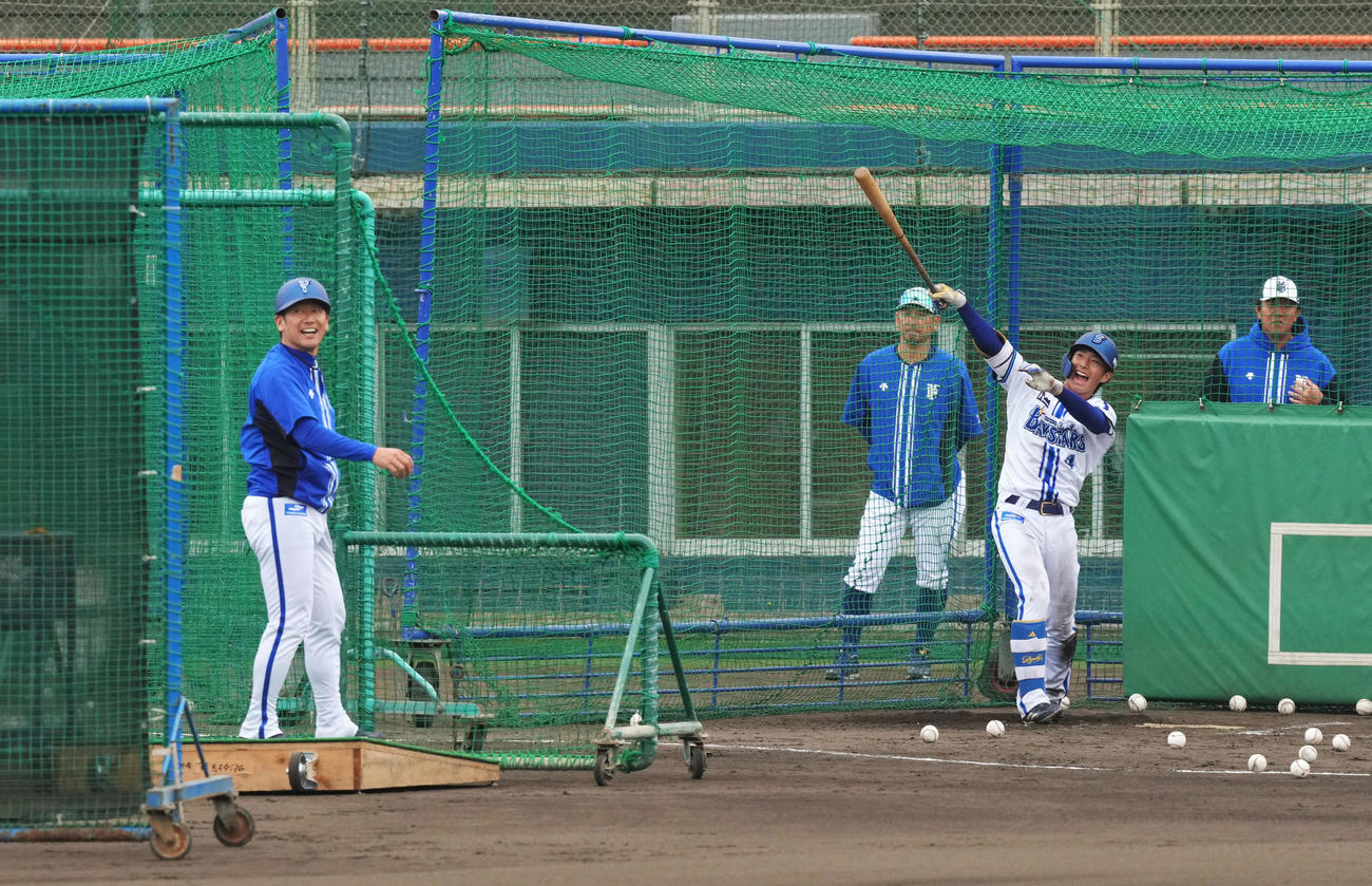 特打で打撃投手をするDeNA三浦監督（左）から鋭い打球を連発する度会（撮影・横山健太）