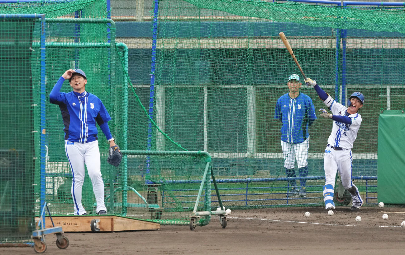 特打で打撃投手をするDeNA三浦監督（左）から鋭い打球を連発する度会（撮影・横山健太）