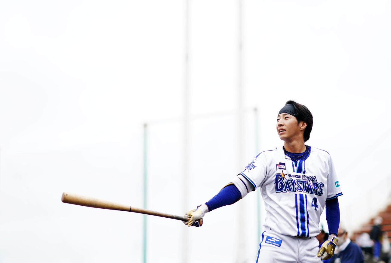 ロングティーで快音を響かせるDeNA度会（撮影・横山健太）