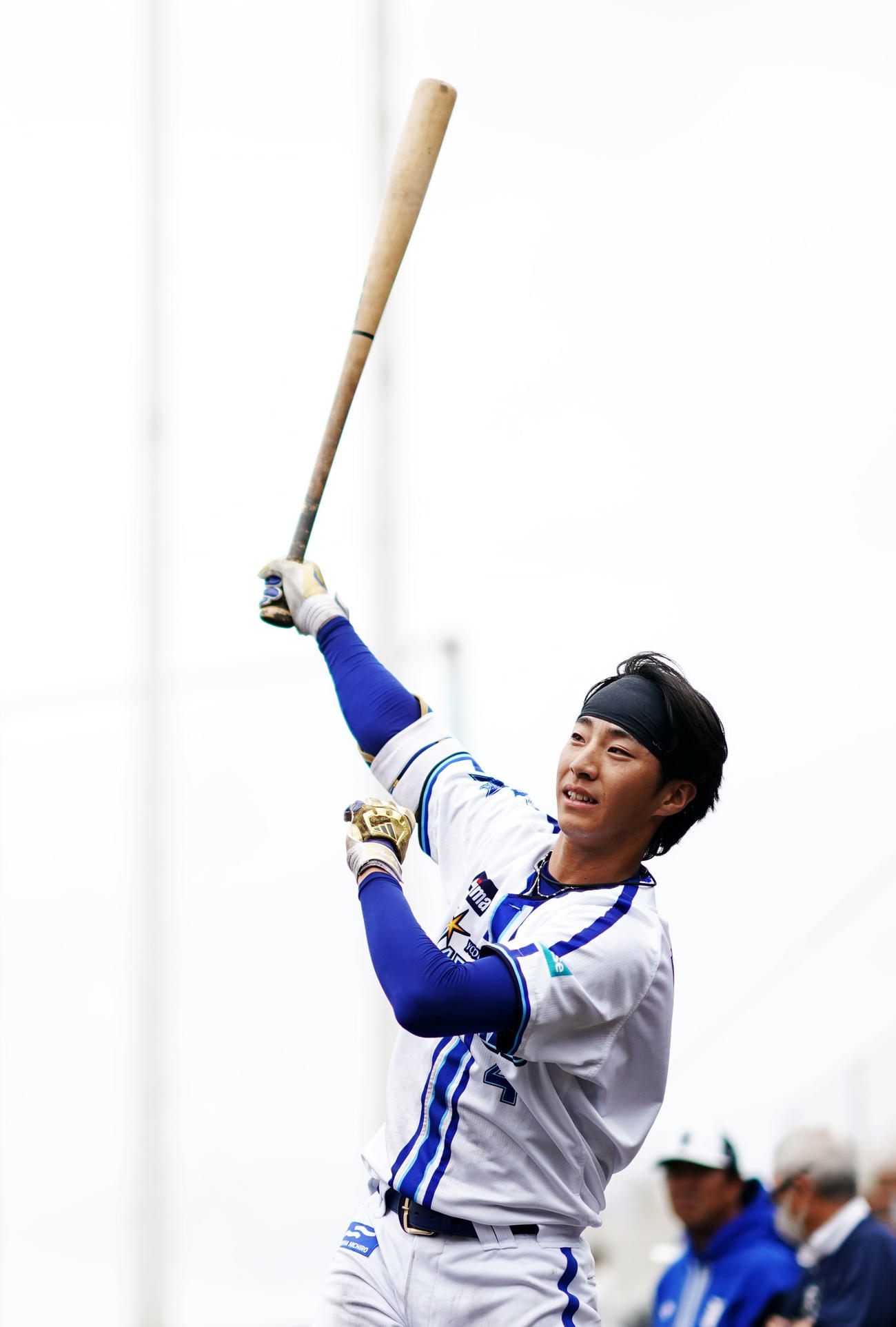ロングティーで快音を響かせるDeNA度会（撮影・横山健太）