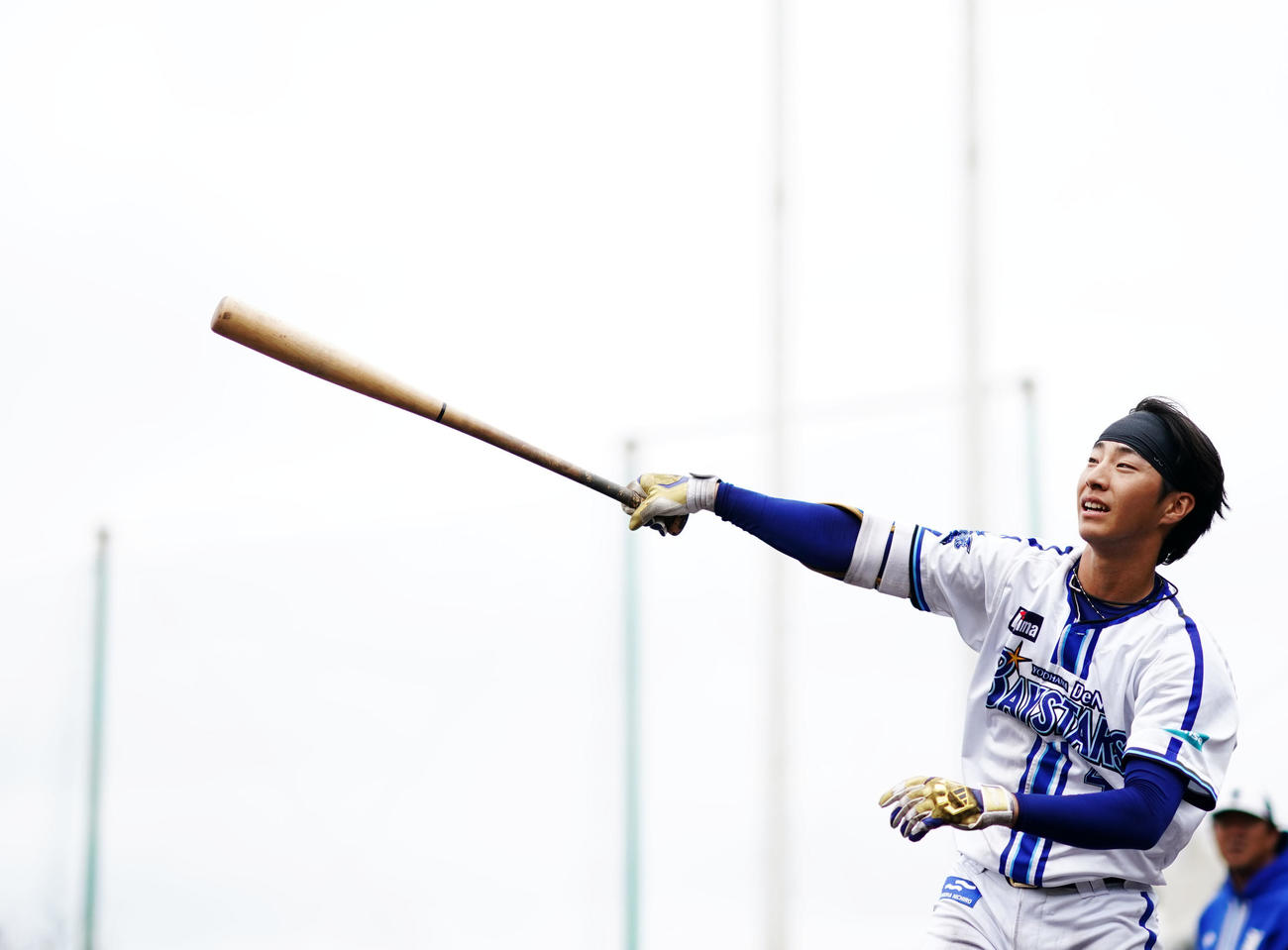 ロングティーで快音を響かせるDeNA度会（撮影・横山健太）