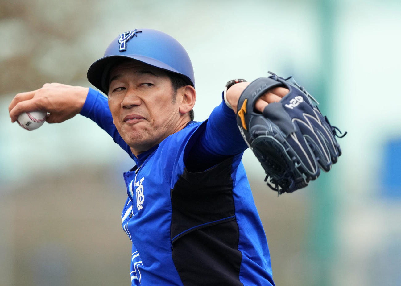 特打で打撃投手をするDeNA三浦監督（撮影・横山健太）