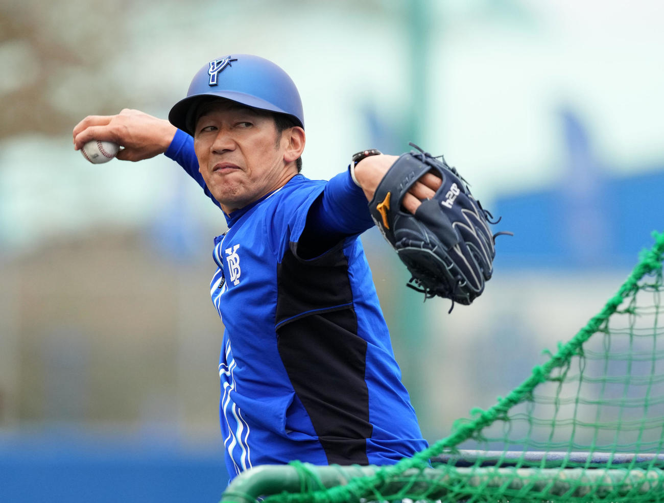 特打で打撃投手をするDeNA三浦監督（撮影・横山健太）