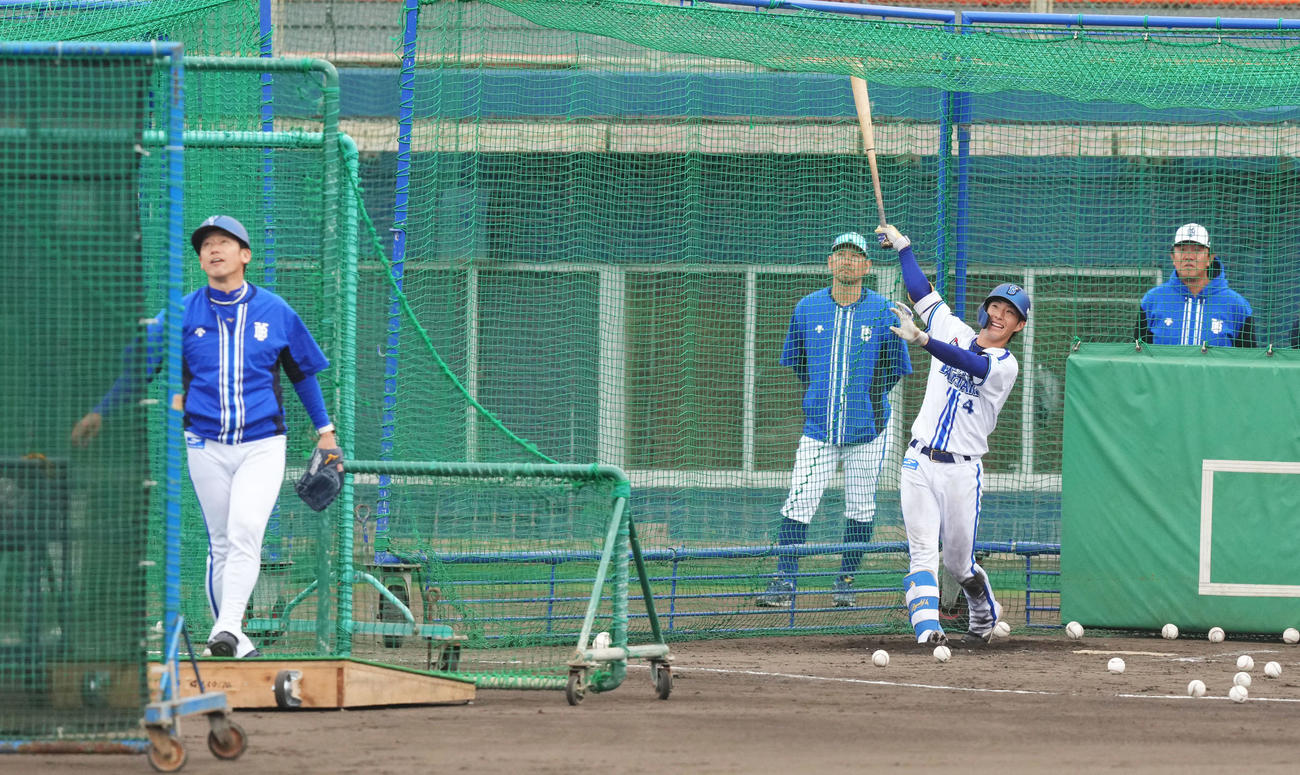特打で打撃投手をするDeNA三浦監督（左）から鋭い打球を連発する度会（撮影・横山健太）