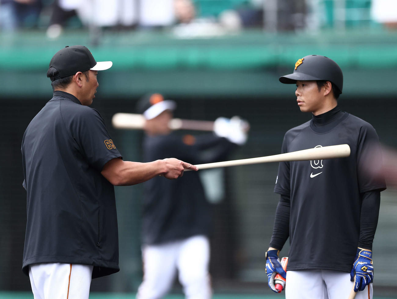 巨人阿部監督（左）は松原に指導する（撮影・河田真司）