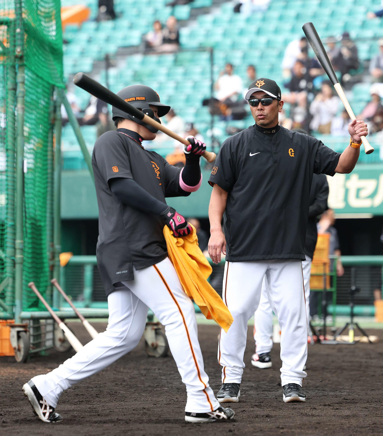 丸（左）に打撃練習でアドバイスする巨人阿部監督（撮影・河田真司）