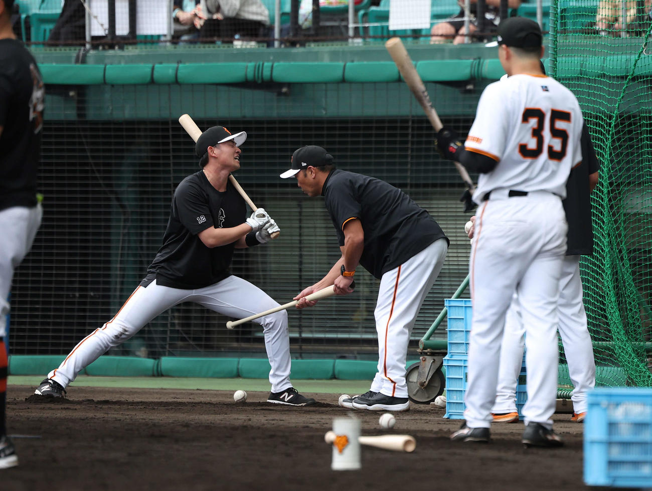 打撃練習で萩尾（左）を指導する巨人阿部監督（撮影・河田真司）