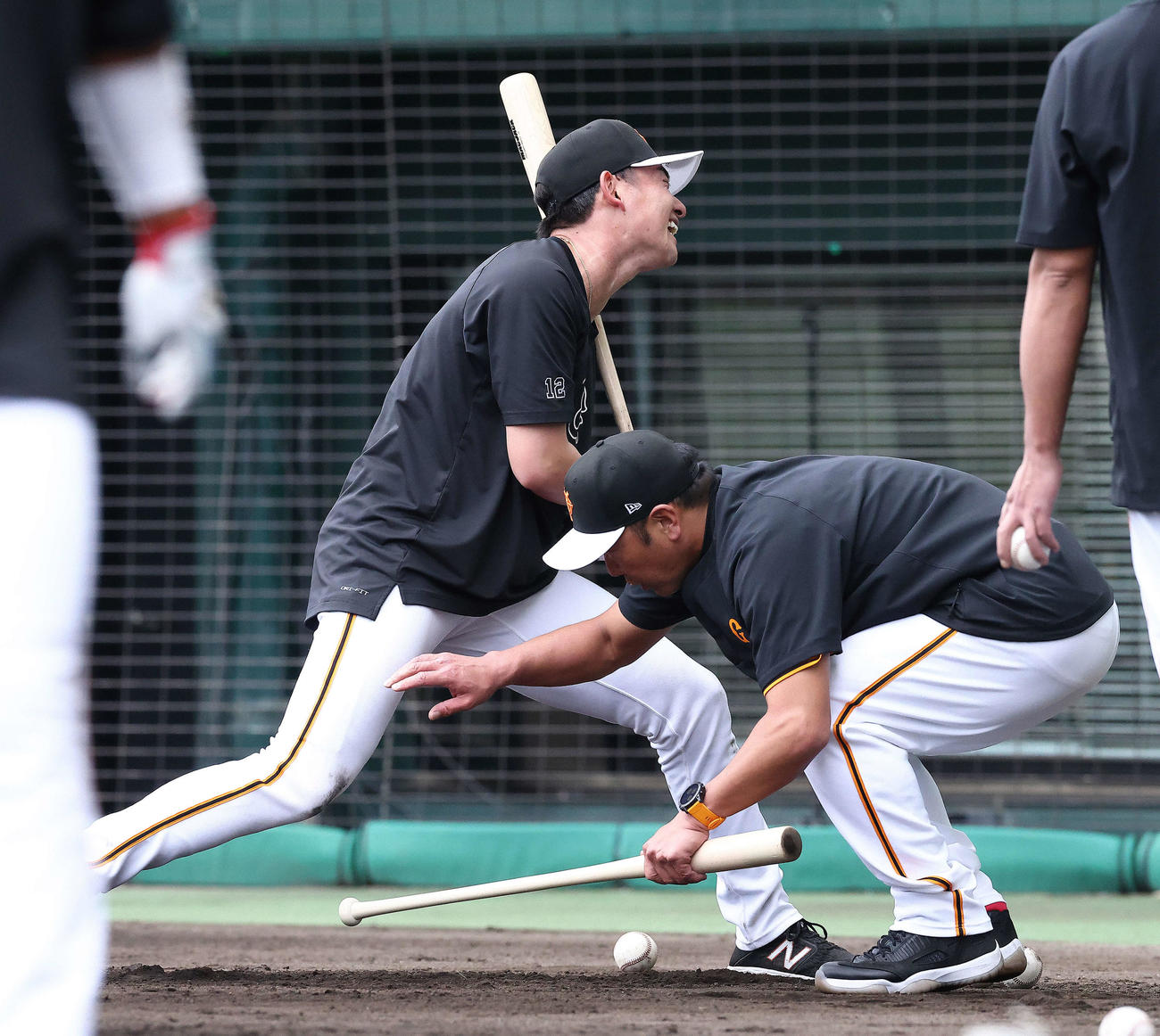 打撃練習で萩尾（左）を指導する巨人阿部監督（撮影・河田真司）
