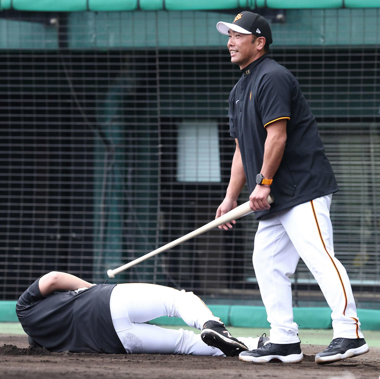 打撃練習で萩尾（左）を指導する巨人阿部監督（撮影・河田真司）