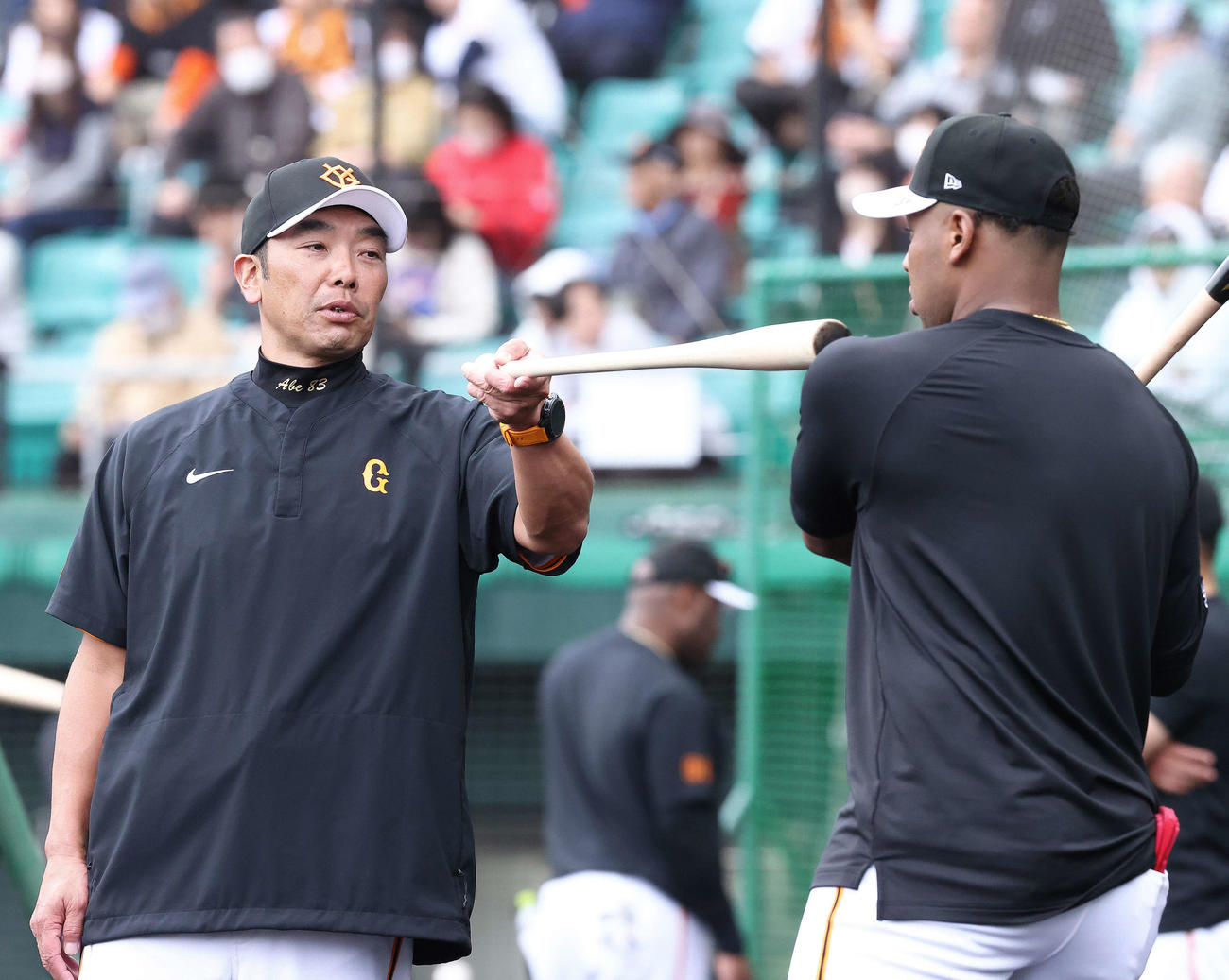 打撃練習でオコエ（右）を指導する巨人阿部監督（撮影・河田真司）