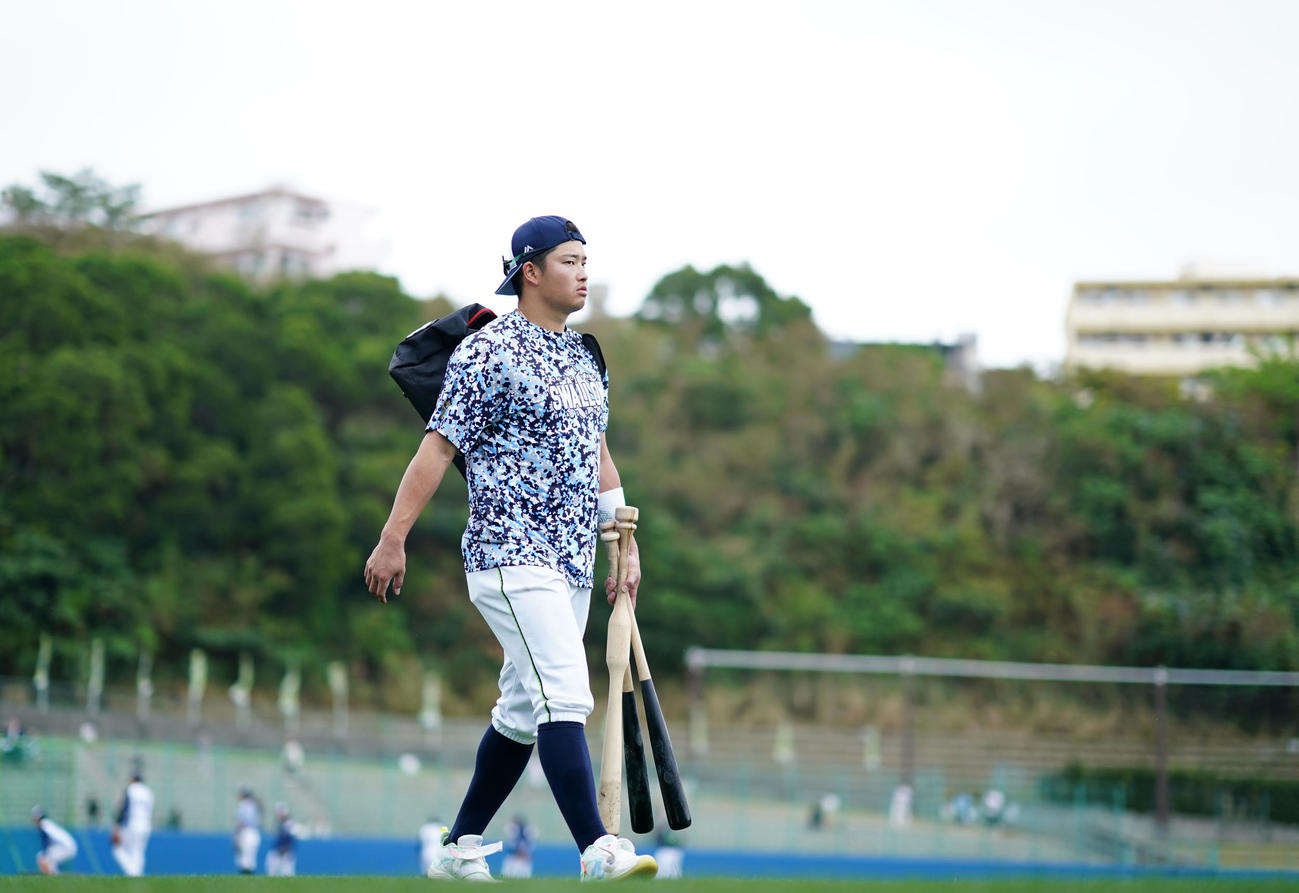 フリー打撃を終え引き揚げるヤクルト村上（撮影・横山健太）