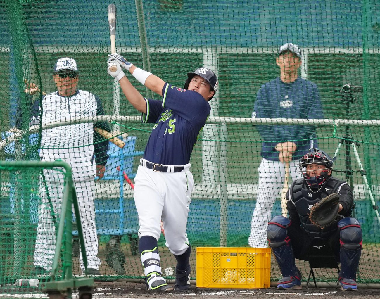 フリー打撃で快音を響かせるヤクルト村上（撮影・横山健太）