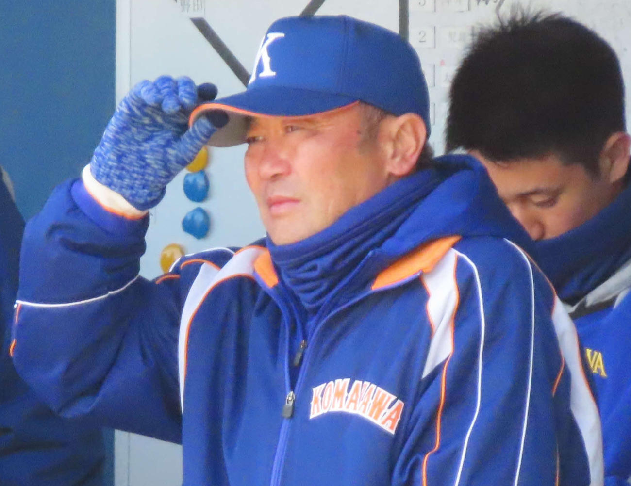 ベンチから戦況を見つめサインを出す駒大・香田監督（撮影・佐瀬百合子）