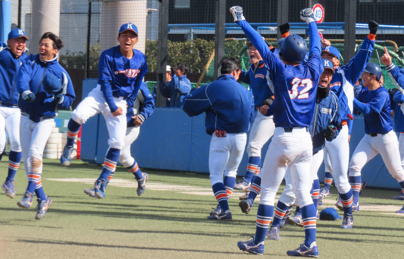 駒大対明治学院大のオープン戦でサヨナラ勝利し、喜びをあらわにする駒大ナイン（撮影・佐瀬百合子）