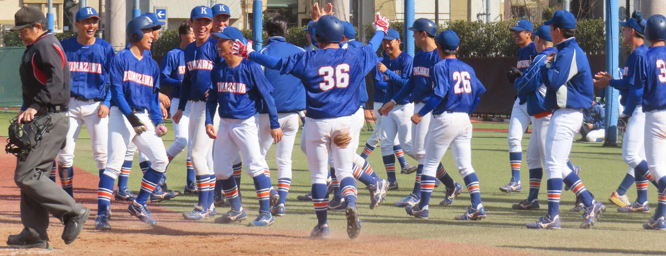 駒大対明治学院大のオープン戦でサヨナラ勝利し、喜びをあらわにする駒大ナイン（撮影・佐瀬百合子）