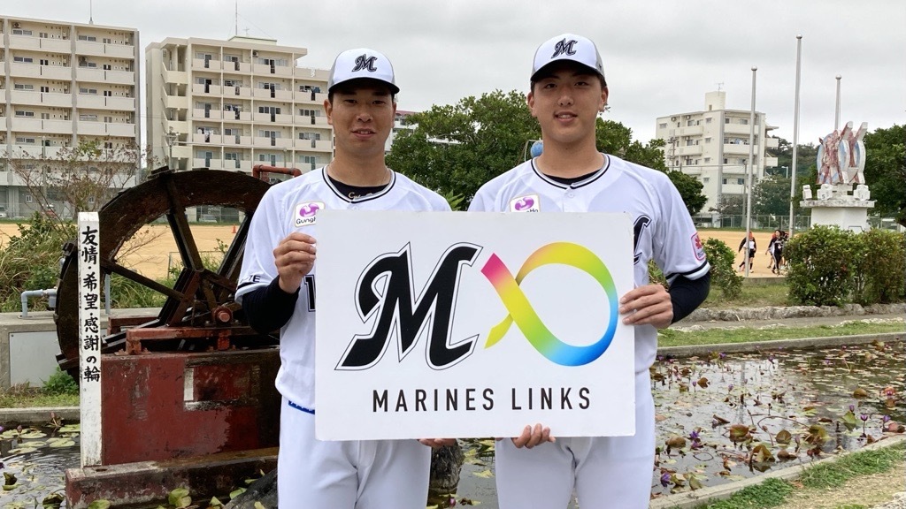 糸満南小学校を訪問したロッテ上田（左）と田中晴