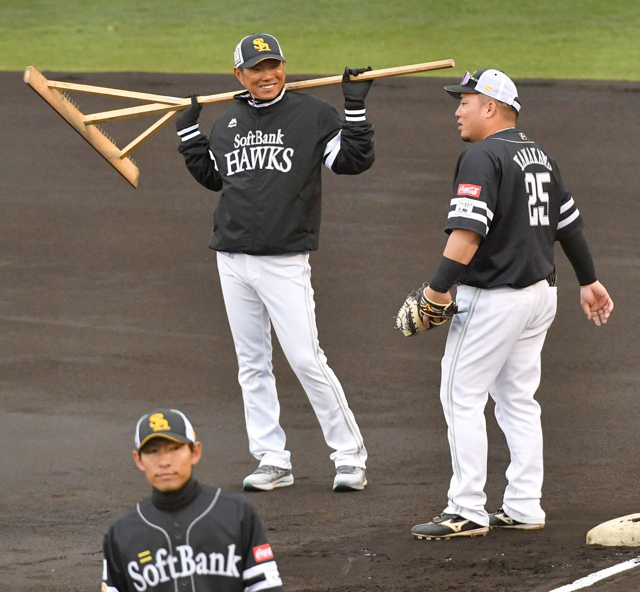 山川（右）と笑顔で話すソフトバンク小久保監督（撮影・岩下翔太）