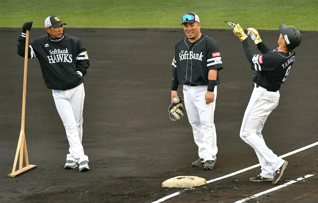 柳田（右）、山川（中央）と話すソフトバンク小久保監督（撮影・岩下翔太）