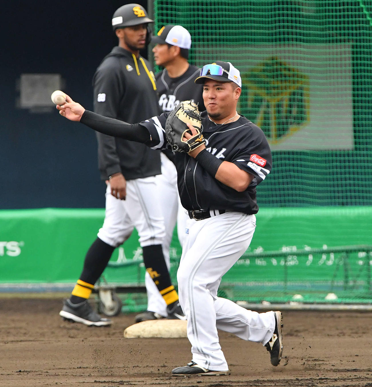 三塁でノックを受けるソフトバンク山川（撮影・岩下翔太）