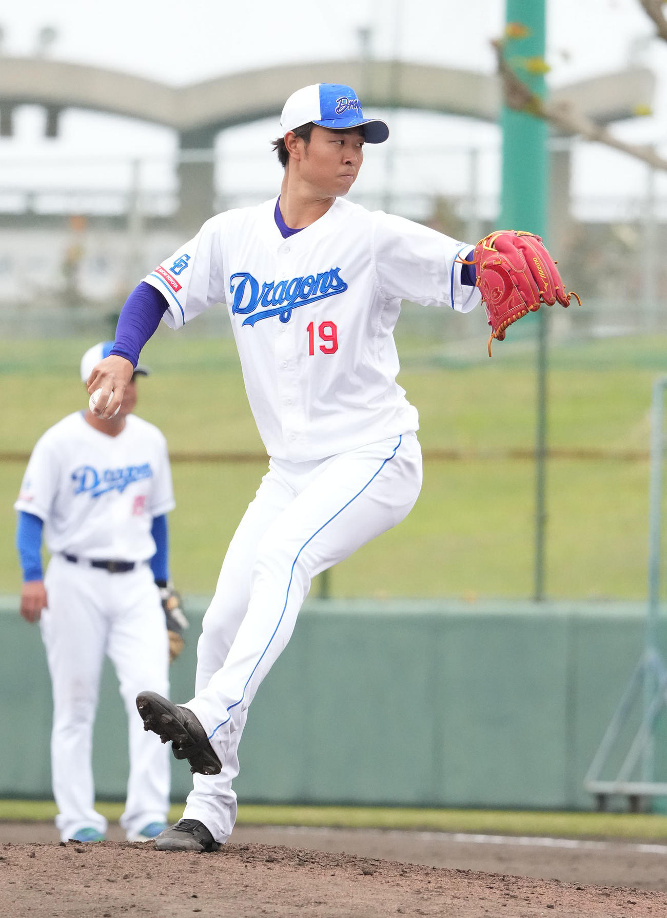 シート打撃練習に登板する高橋宏（撮影・森本幸一）