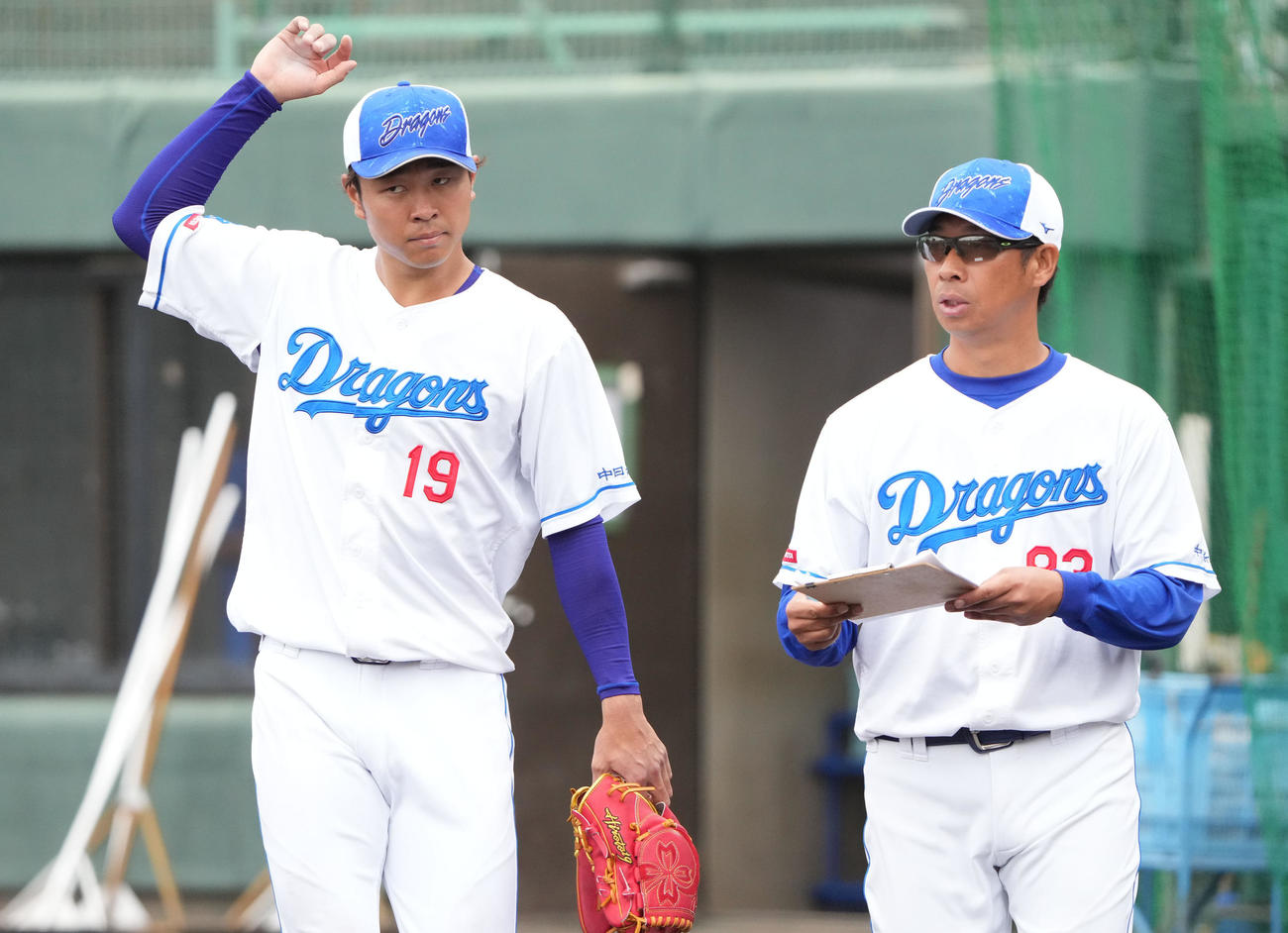 シート打撃練習に登板後、山井投手コーチ（右）と言葉を交わす高橋宏（撮影・森本幸一）