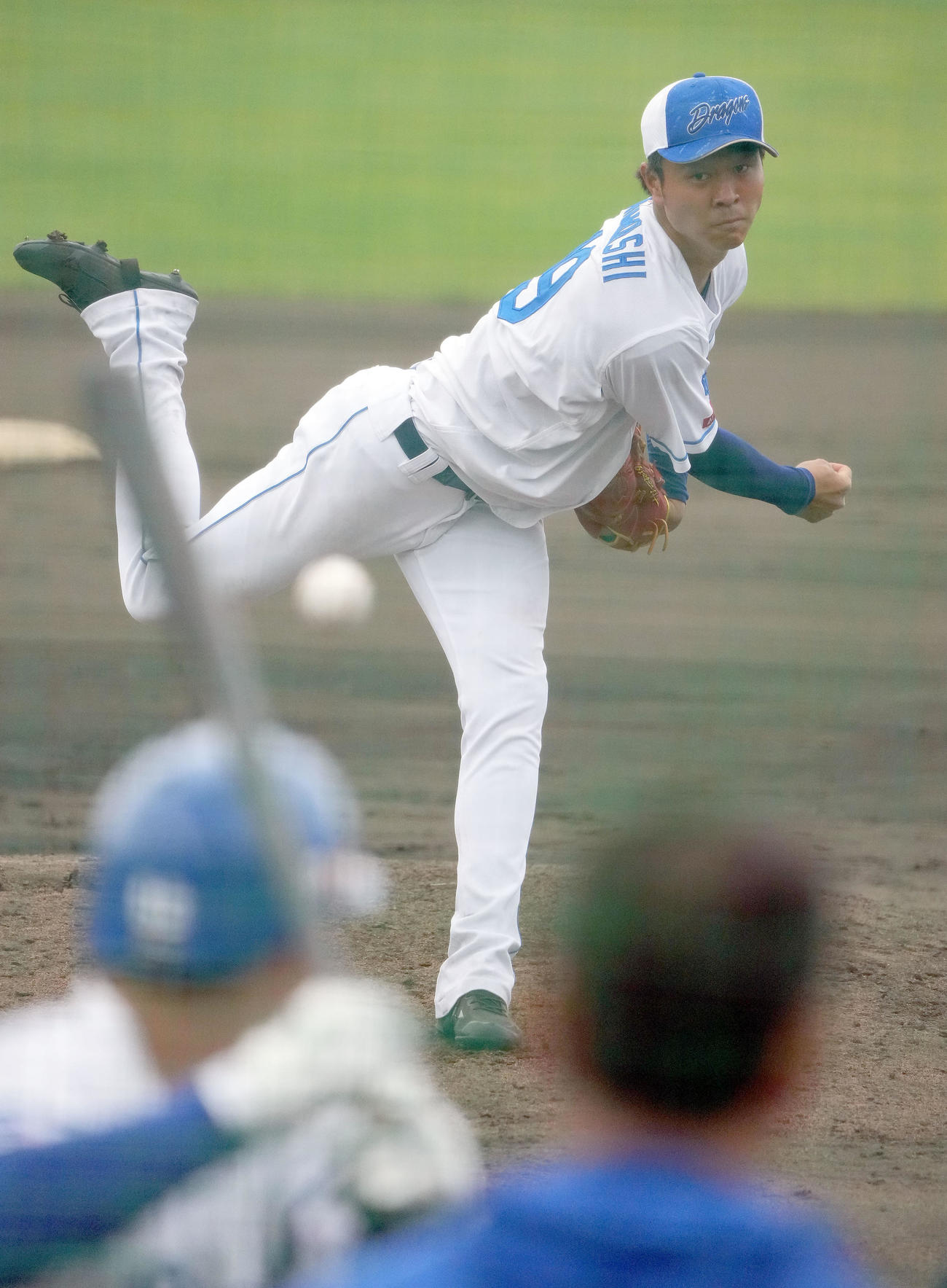 シート打撃練習に登板する高橋宏（撮影・森本幸一）