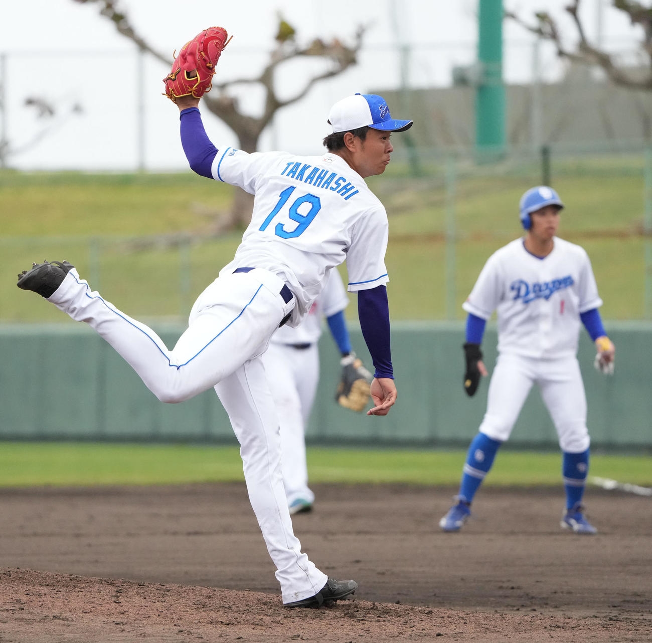シート打撃練習に登板する高橋宏（撮影・森本幸一）