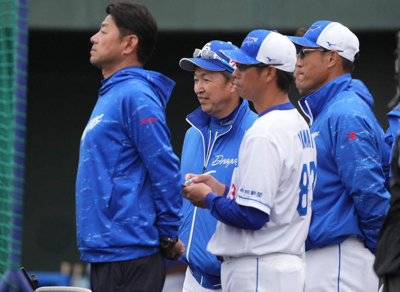 シート打撃練習に登板する高橋宏の投球を見つめる立浪監督（左から2人目）（撮影・森本幸一）
