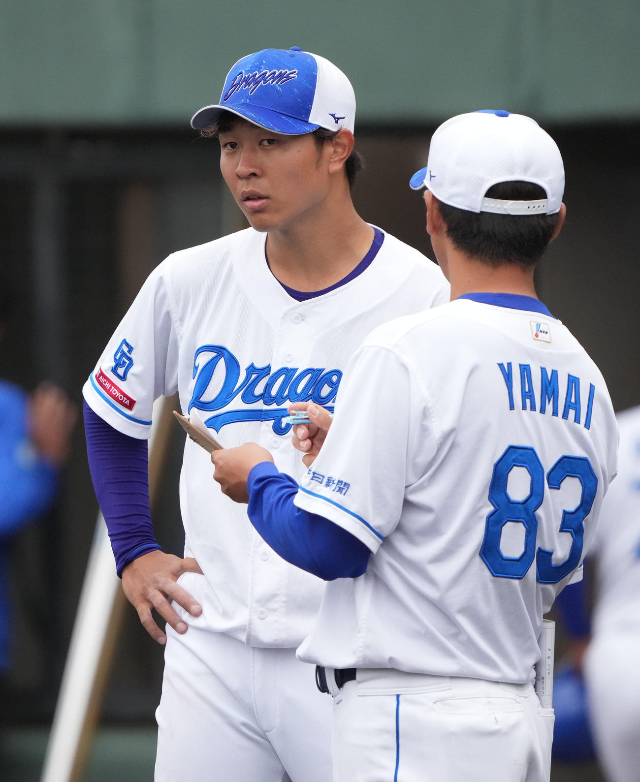 シート打撃練習に登板後、山井投手コーチ（右）と言葉を交わす高橋宏（撮影・森本幸一）