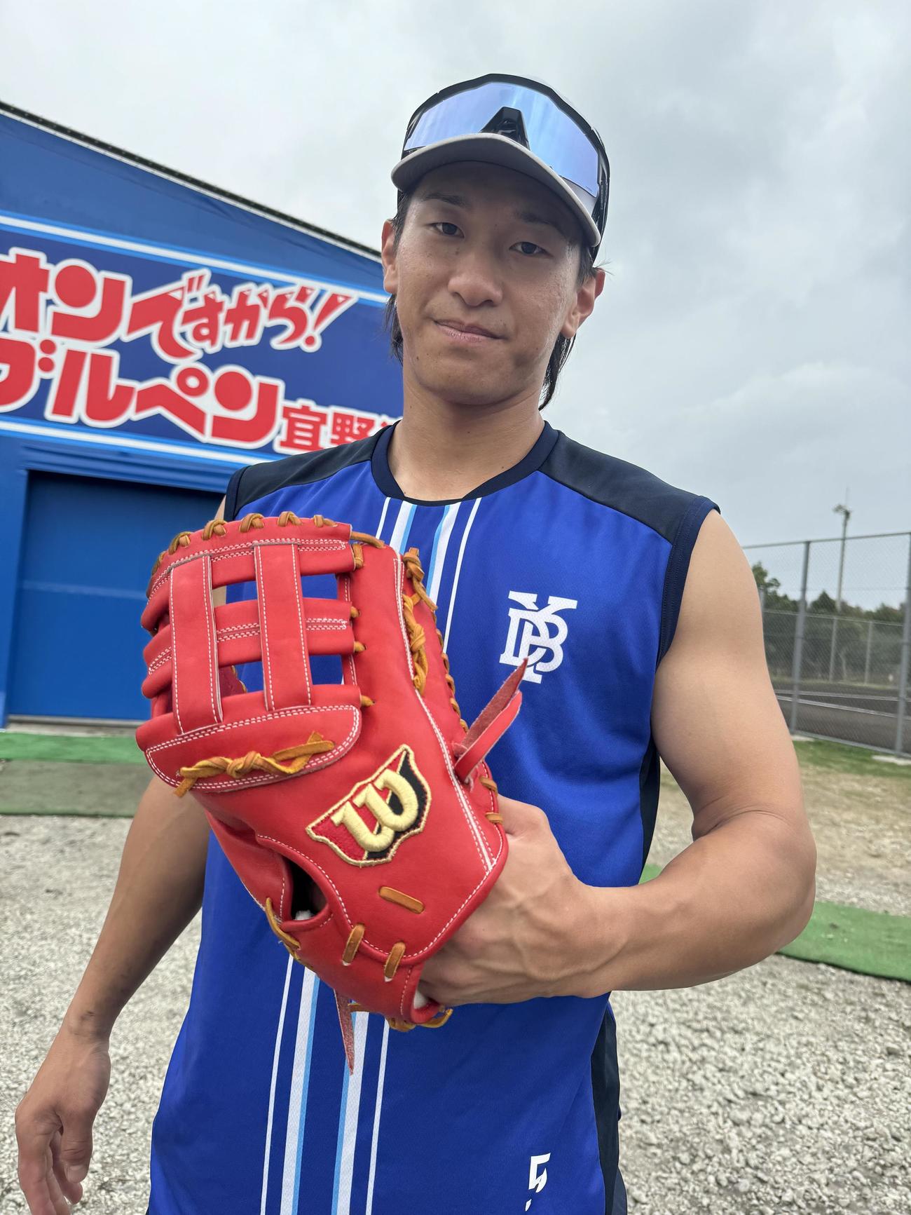 赤いファーストミットで一塁守備の練習をするDeNAドラフト6位の井上（撮影・小早川宗一郎）