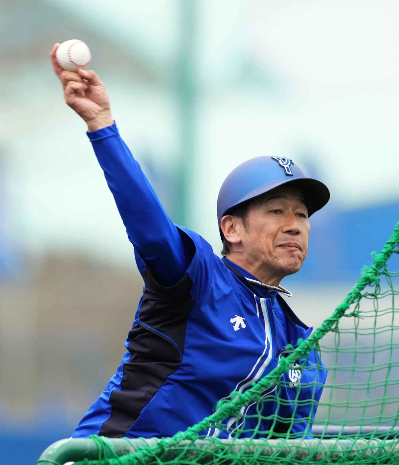特打で打撃投手をするDeNA三浦監督（撮影・横山健太）