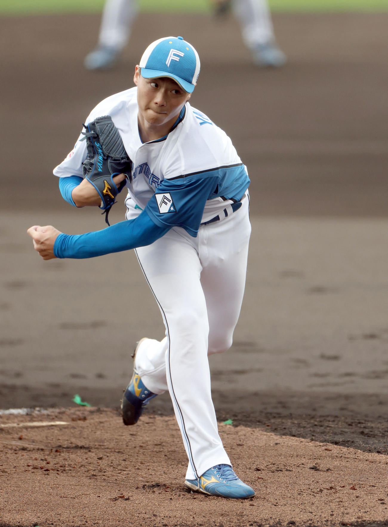 打撃投手を務める日本ハム山崎（撮影・佐藤翔太）