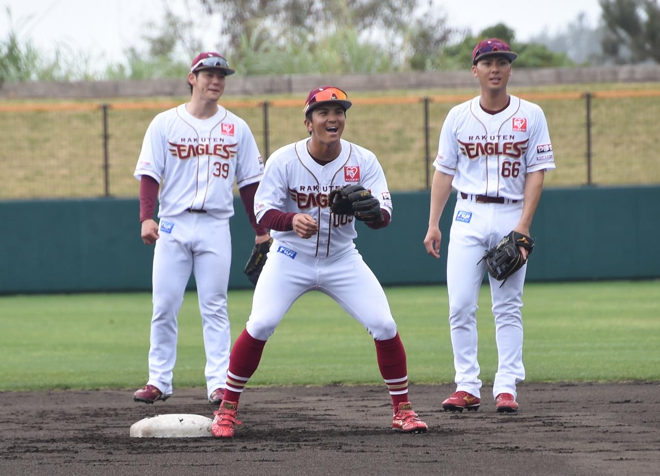シートノックを受ける楽天山田（中）。右は村林、左は伊藤裕（撮影・古川真弥）