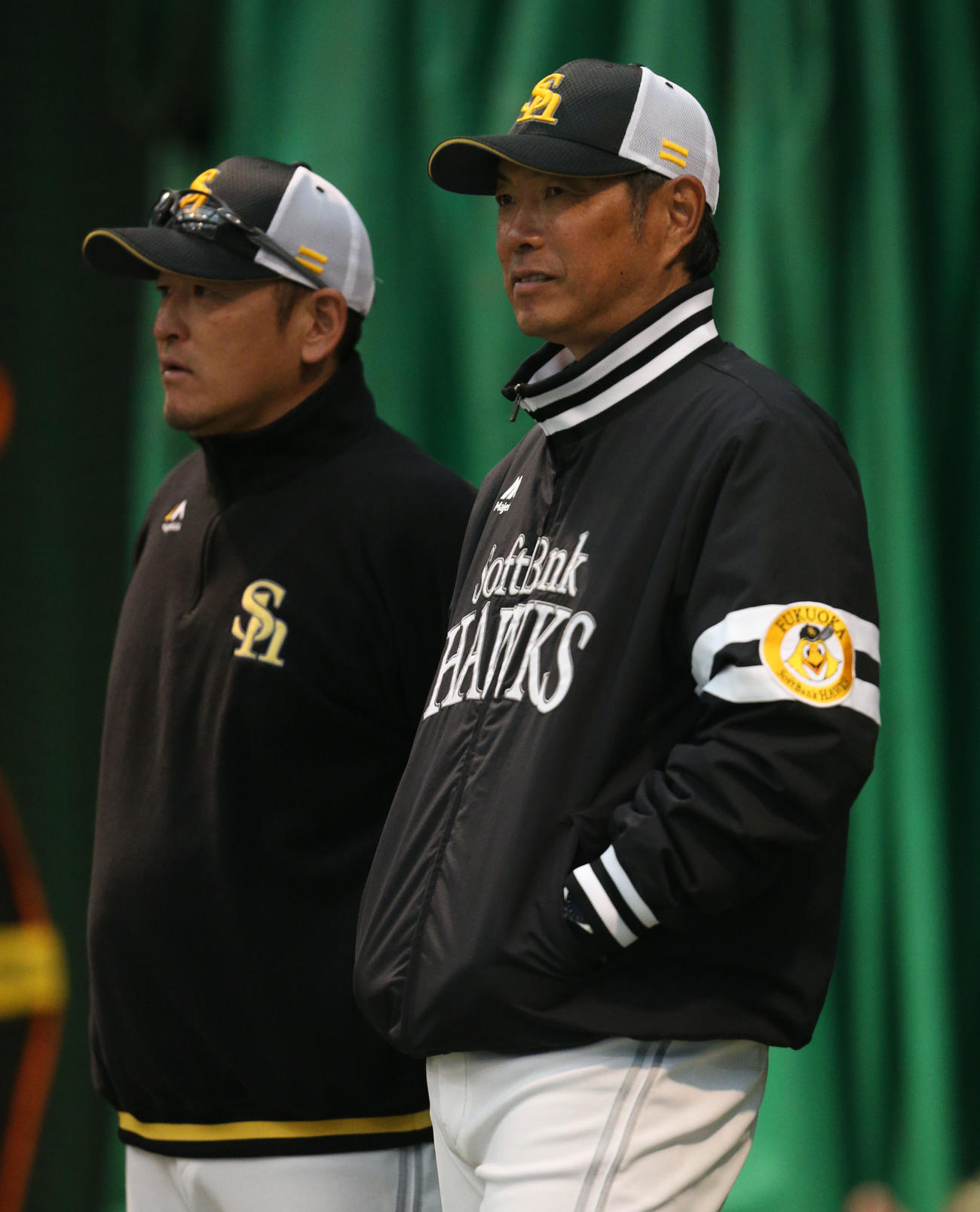 ブルペン投球を見守るソフトバンク小久保監督（右）、左は倉野1軍投手コーチ（撮影・冨田成美）