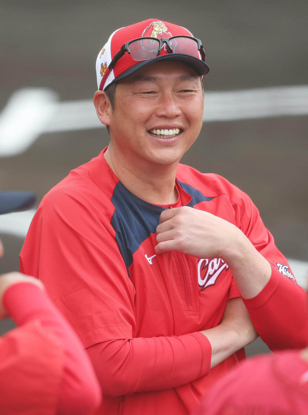 練習の合間に笑顔を見せる広島新井監督（撮影・前田充）