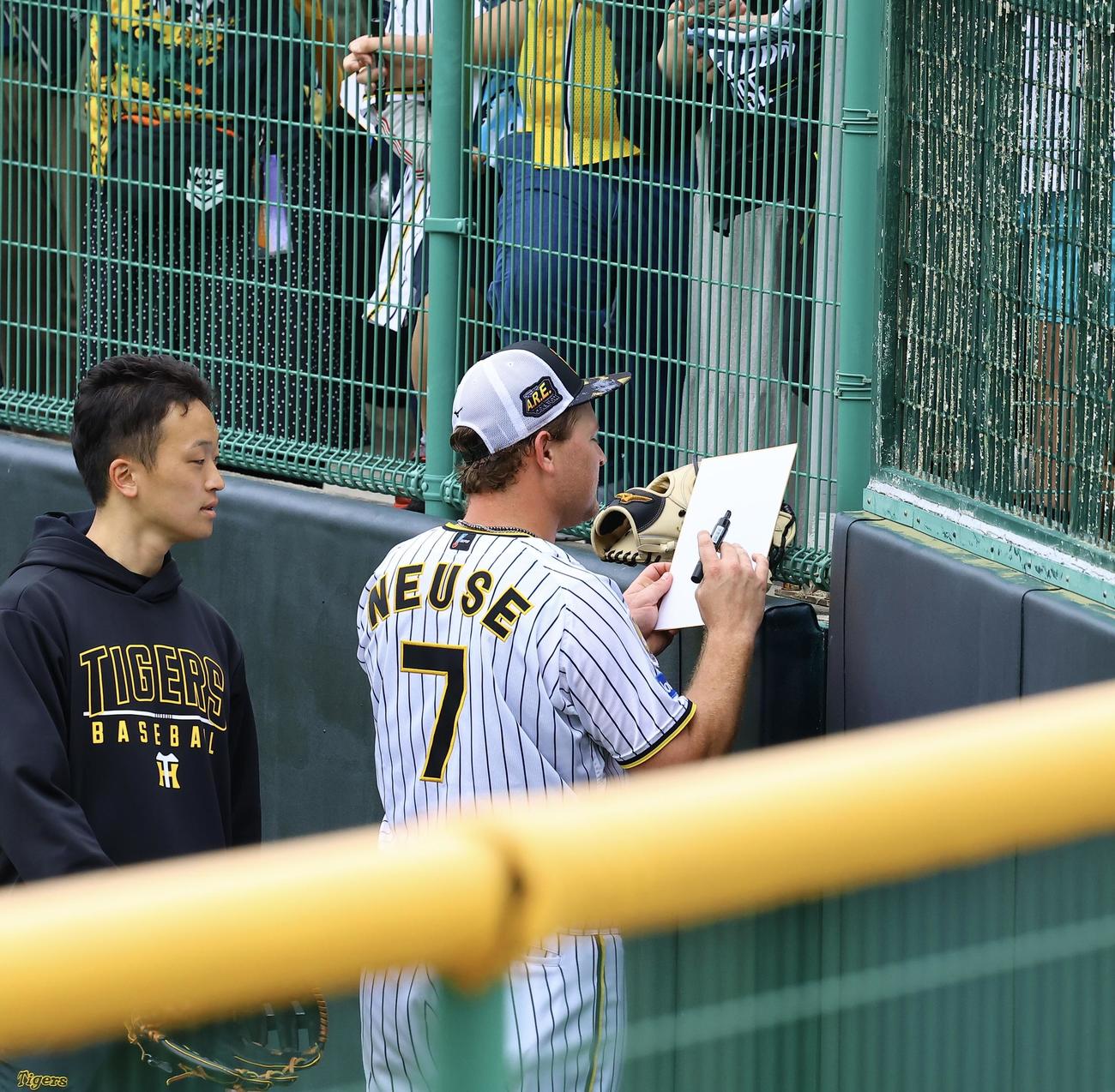 阪神春季キャンプファンにサインするノイジー（撮影・藤尾明華）