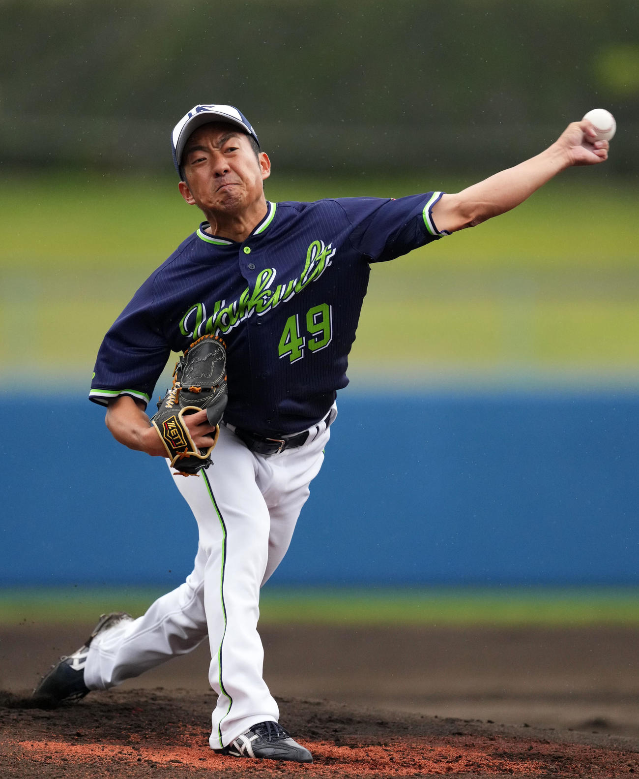 ライブBPで投球するヤクルト嘉弥真（撮影・横山健太）