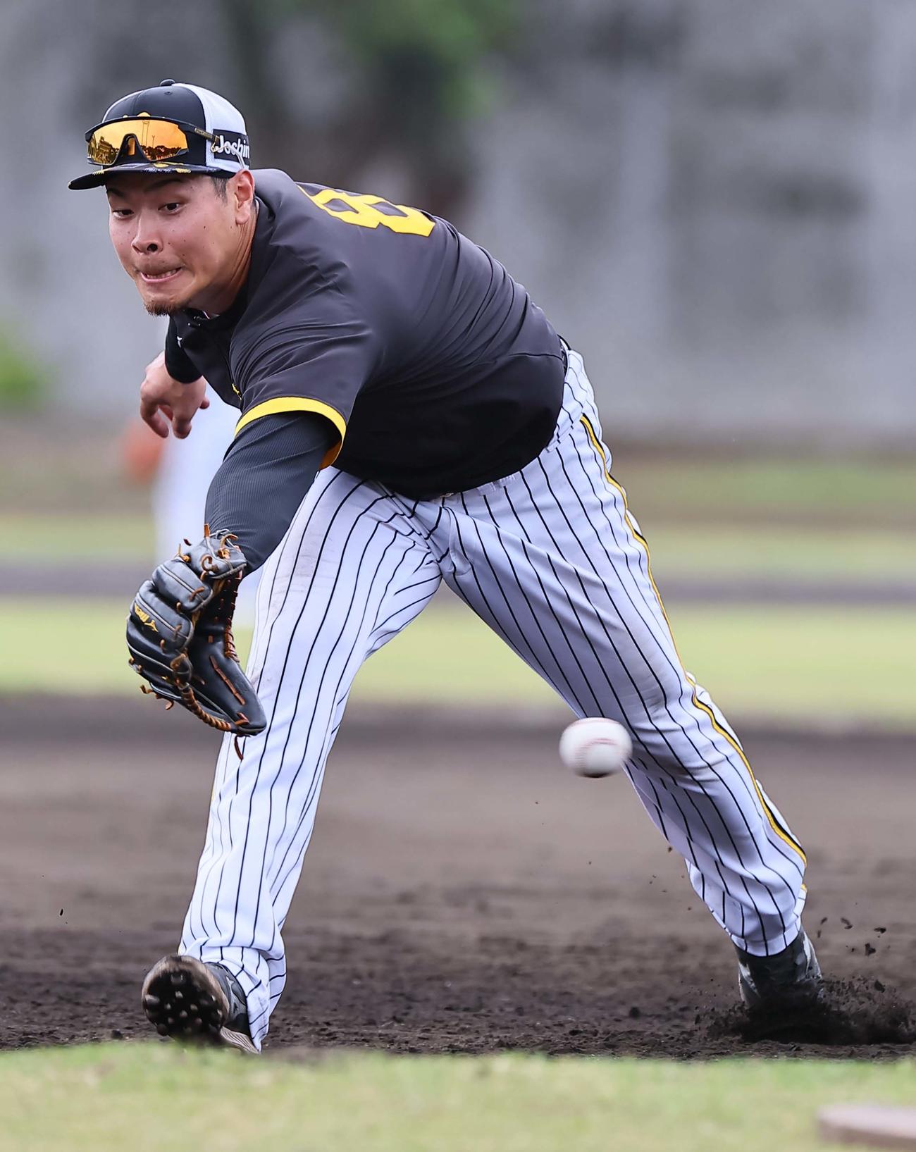 ノックを受ける佐藤輝（撮影・上田博志）