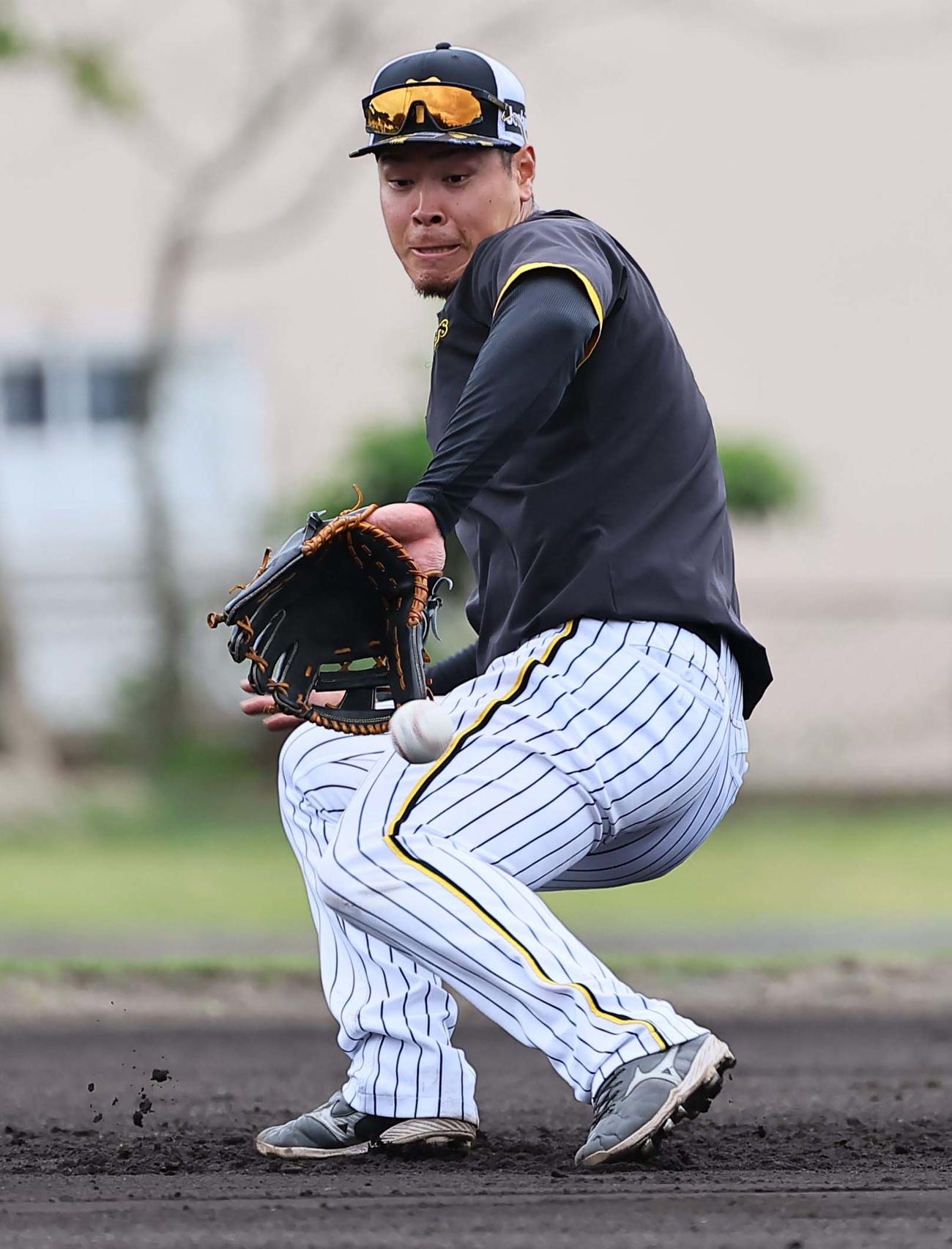 ノックを受ける佐藤輝（撮影・上田博志）