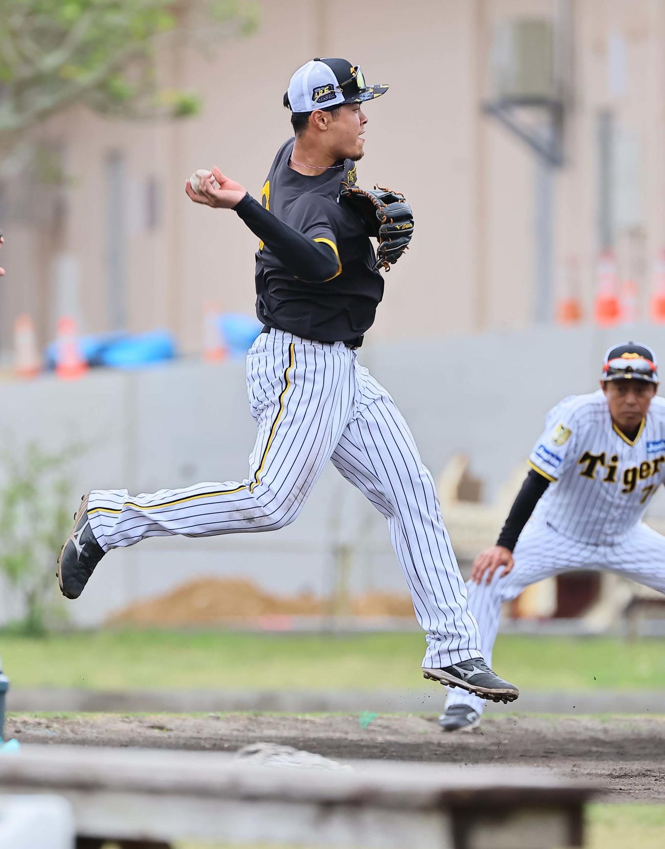 ノックを受け二塁へ送球する佐藤輝（撮影・上田博志）