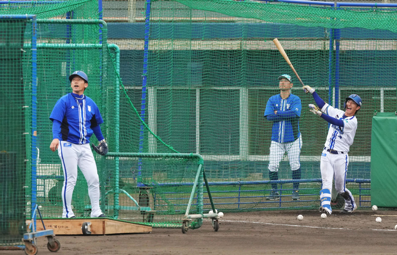 特打で打撃投手をするDeNA三浦監督（左）から鋭い打球を連発する度会（撮影・横山健太）