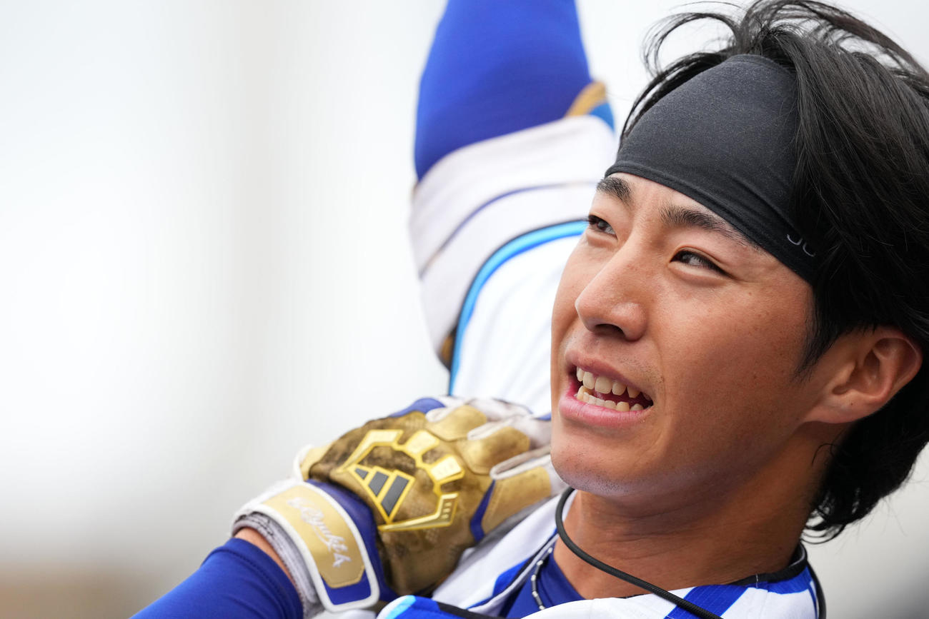 ロングティーで打球を見つめるDeNA度会（撮影・横山健太）