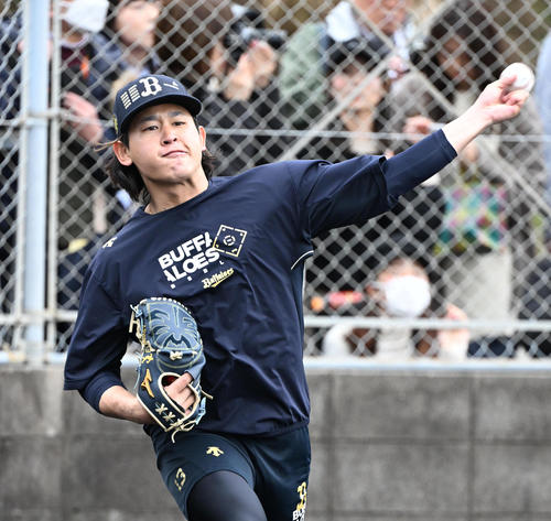 力を込めキャッチボールするオリックス宮城（撮影・和賀正仁）