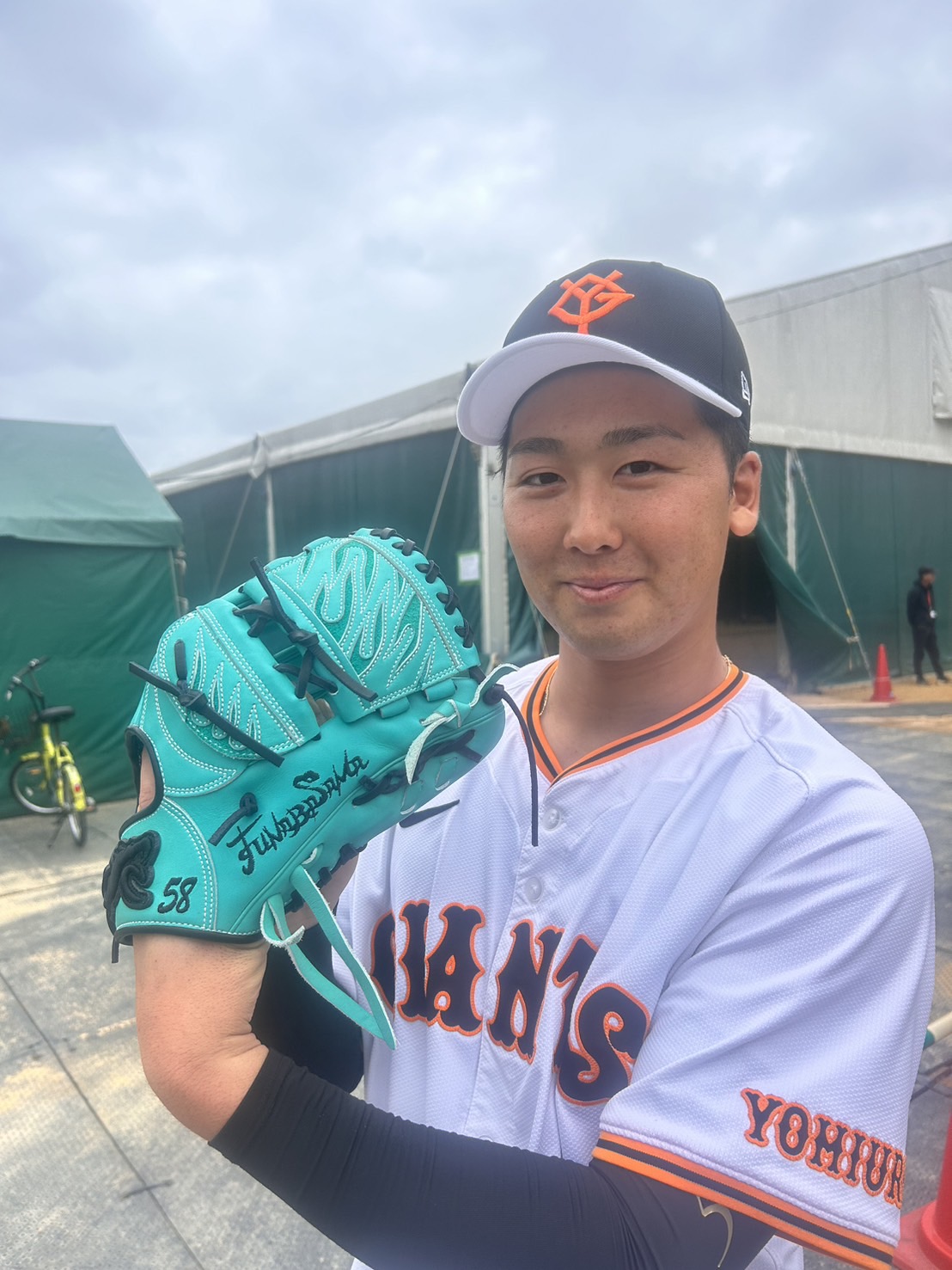 ティファニーブルーの色のグラブを手に笑顔の巨人船迫（撮影・上田悠太）