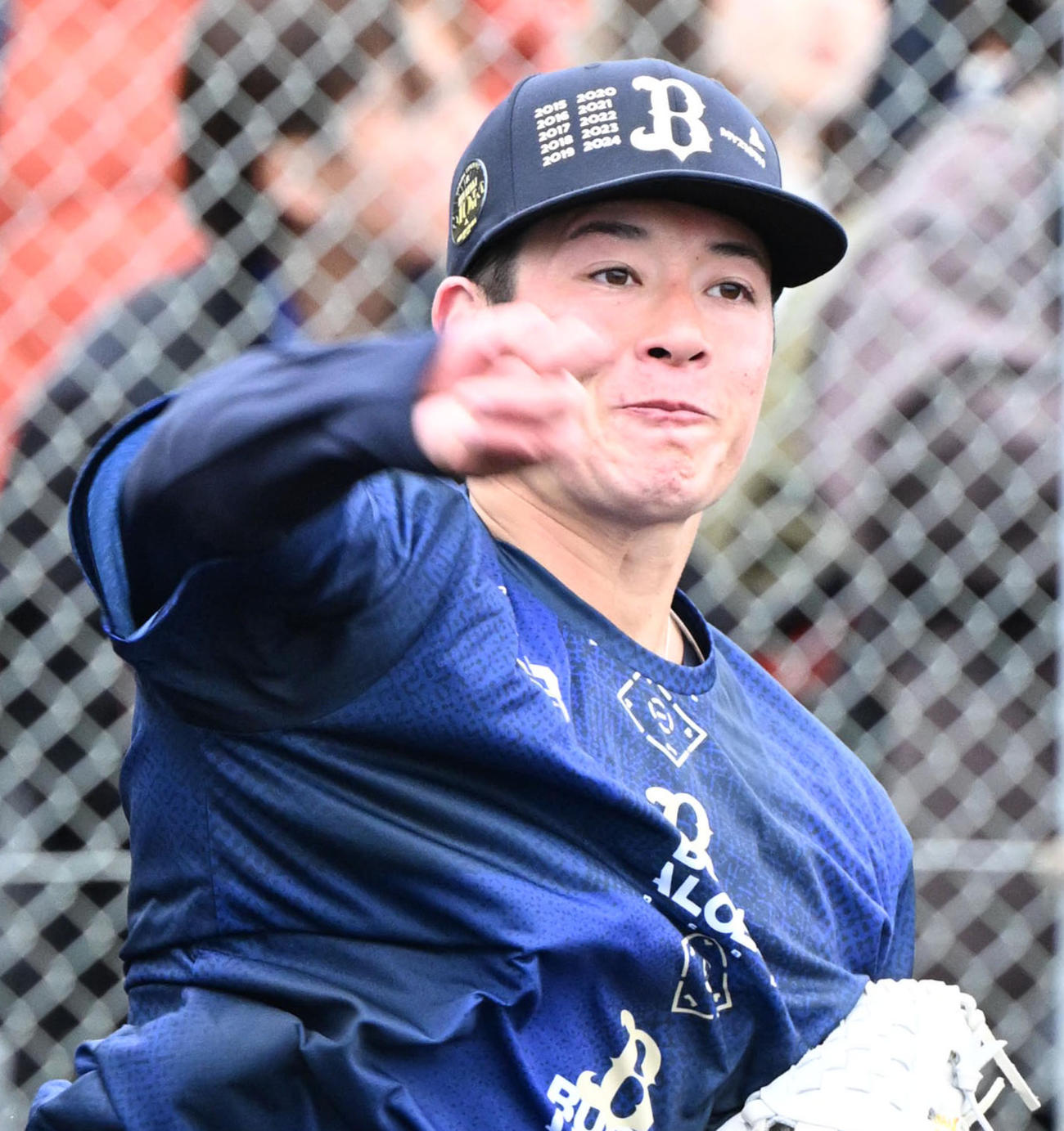 フォームを確認しながら丁寧にキャッチボールするオリックス吉田（撮影・和賀正仁）