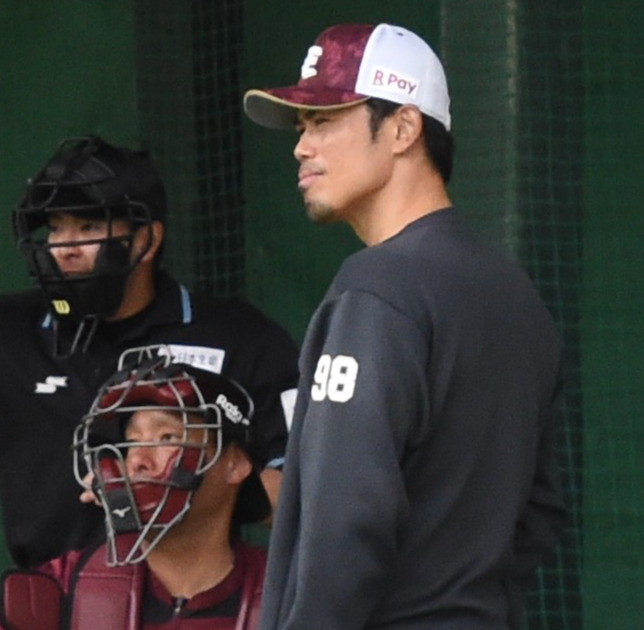 ブルペンで打席に立って投手の球を見る楽天今江監督（撮影・古川真弥）