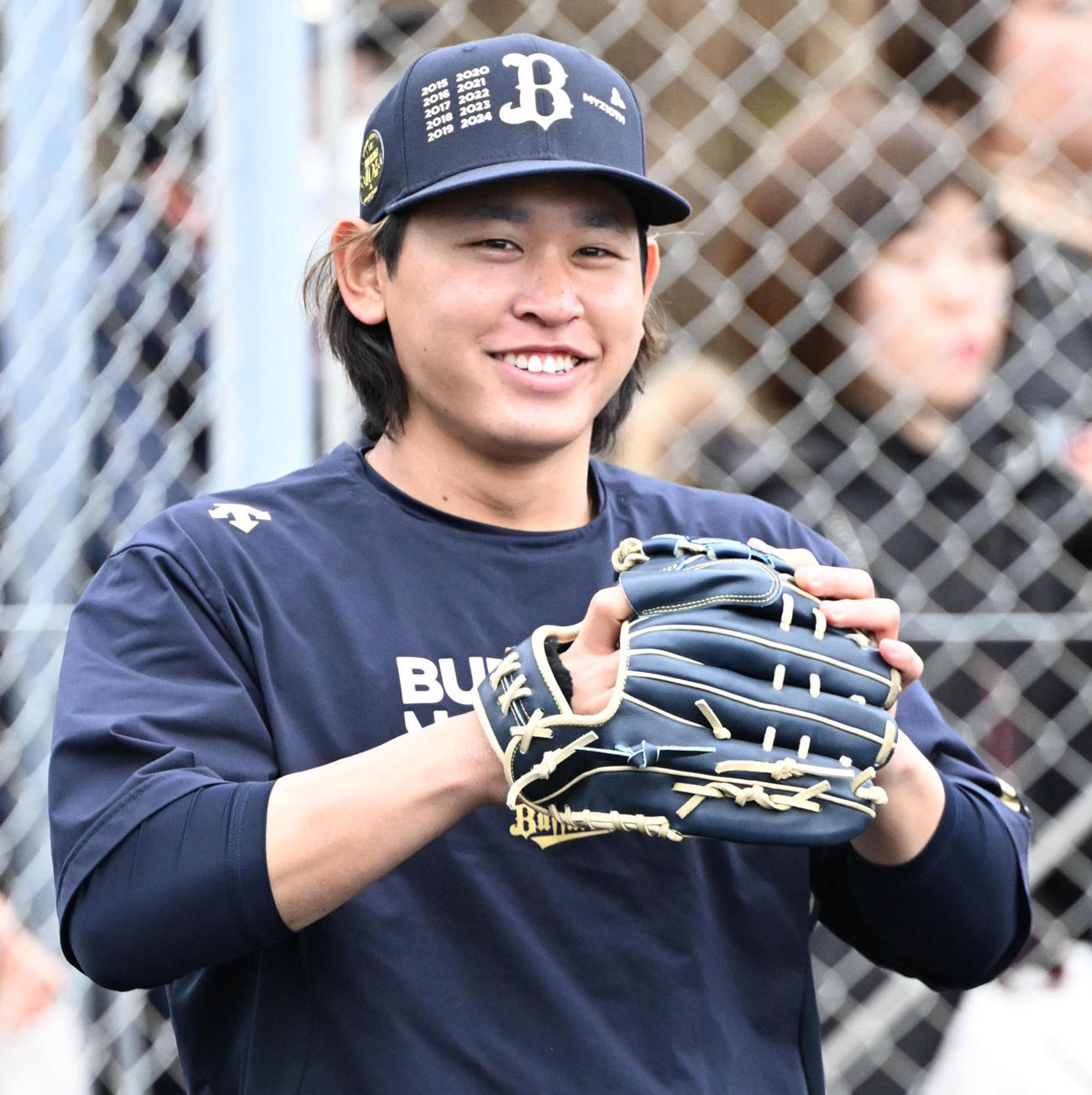 キャッチボール中、明るい表情を見せるオリックス宮城（撮影・和賀正仁）